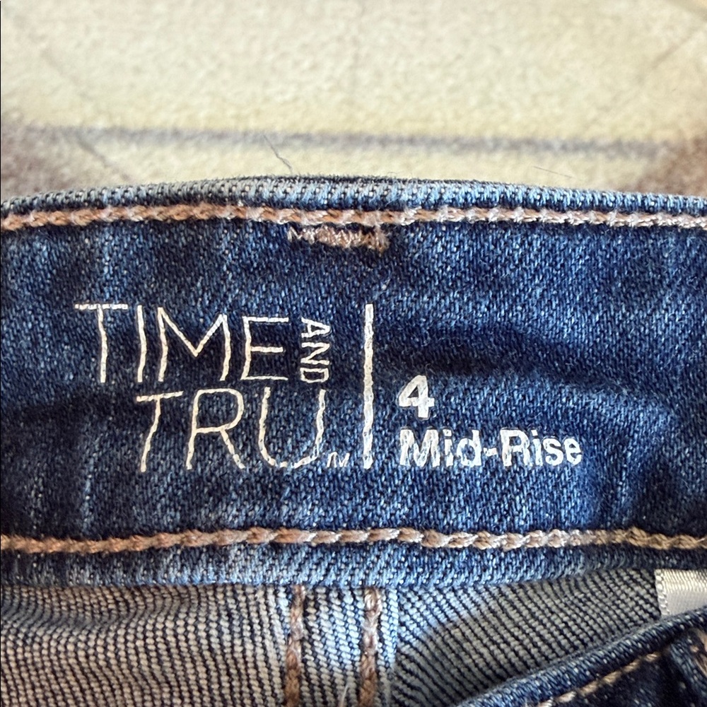 Time and Tru Mid-Rise Distressed Jeans Size 4 - Picture 4 of 16